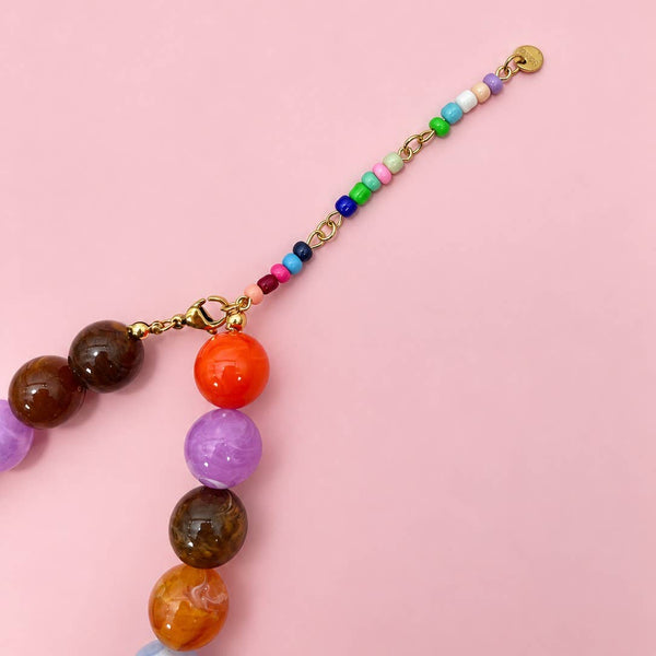 JOSSLYN by wall to wall - Chunky Multi-Color Marbled Resin Bead Necklace | 40NK9771