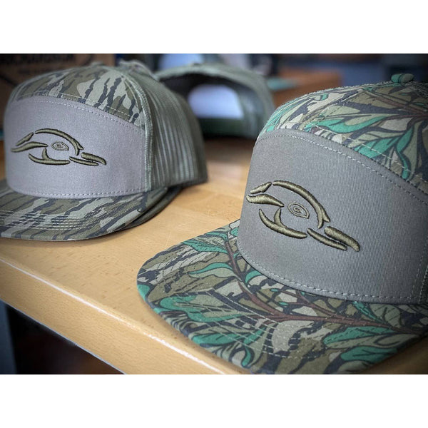 American Flyway Waterfowl - Mossy Oak Greenleaf & Olive Duck Logo